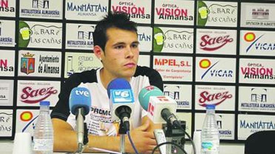 Santi, durante una rueda de prensa en Almansa.