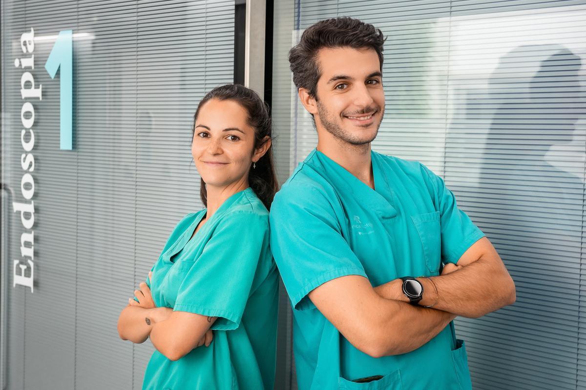 Los doctores Amanda Arenas y Luis Asencio en el área quirúrgica de Clínica Rotger