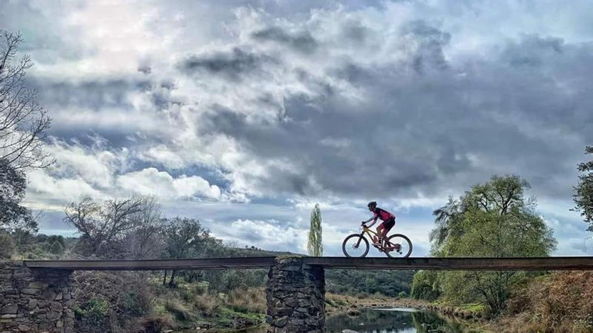 Un ciclista en la comarca Sierra de Gata.
