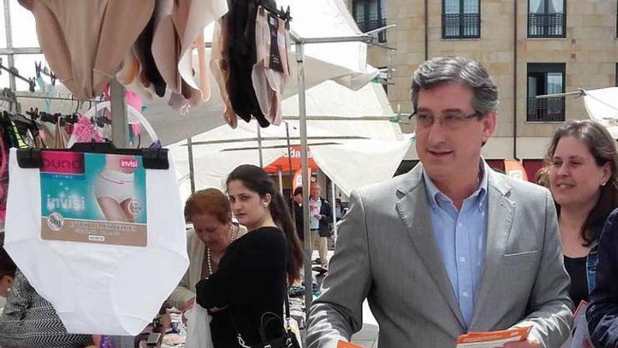 Ignacio Prendes reparte propaganda en el mercado de Villaviciosa.