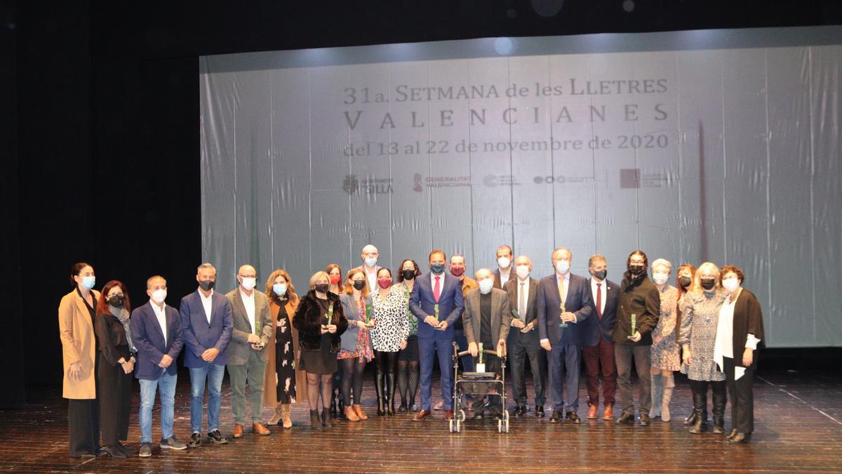 Los premiados en el Porrtos d&#039;Hornor de Silla junto a la corporación municipal.