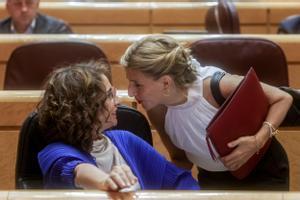 La vicepresidenta segunda del Gobierno y ministra de Trabajo, Yolanda Díaz, y la ministra de Hacienda y Función Pública, María Jesús Montero, conversan en una sesión plenaria en el Senado, a 7 de junio de 2022.