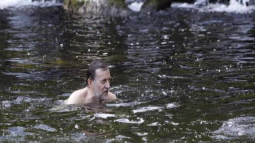 Rajoy se da un chapuzón en el río Umia