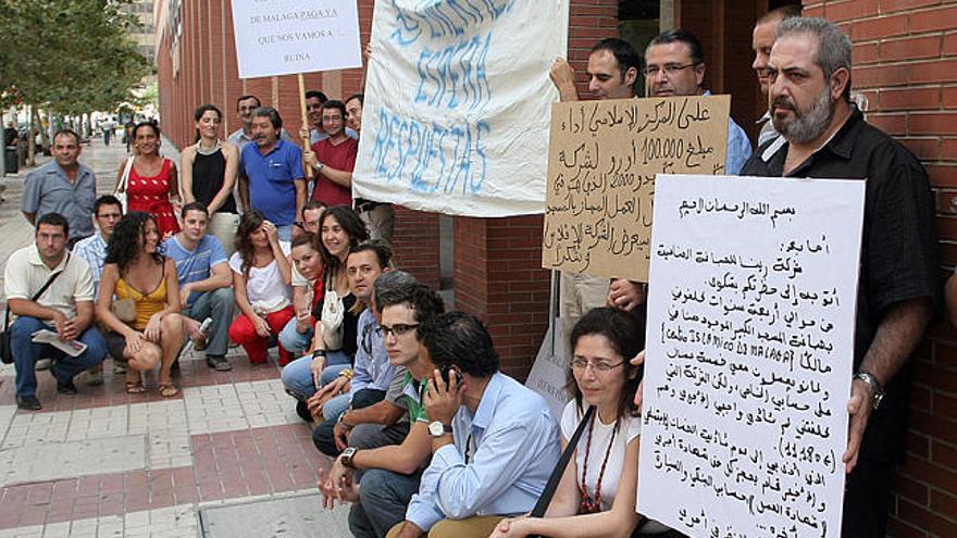 Protestas. Los afectados exhiben sus pancartas en las inmediaciones del consulado.