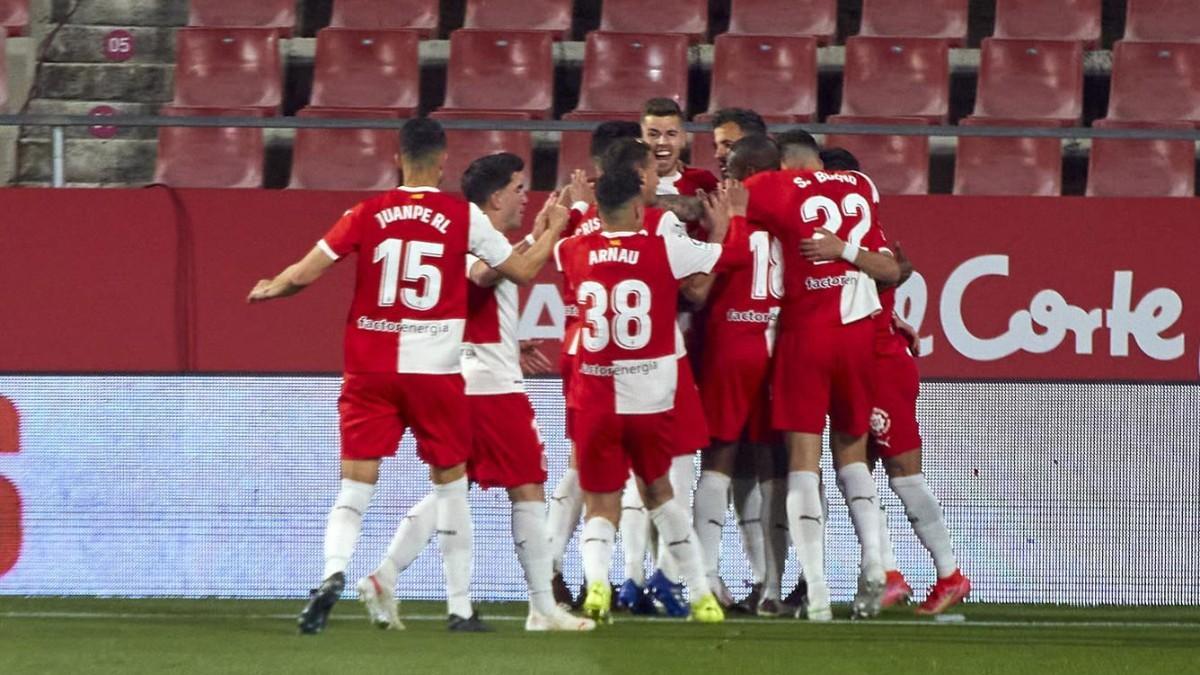 Los jugadores del Girona forman una piña para festejar un gol