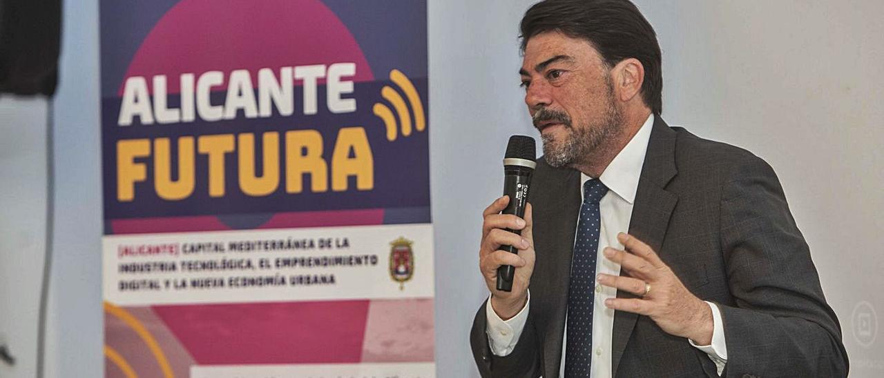 El alcalde, Luis Barcala, en un acto de impulso de su estrategia digital, «Alicante Futura».