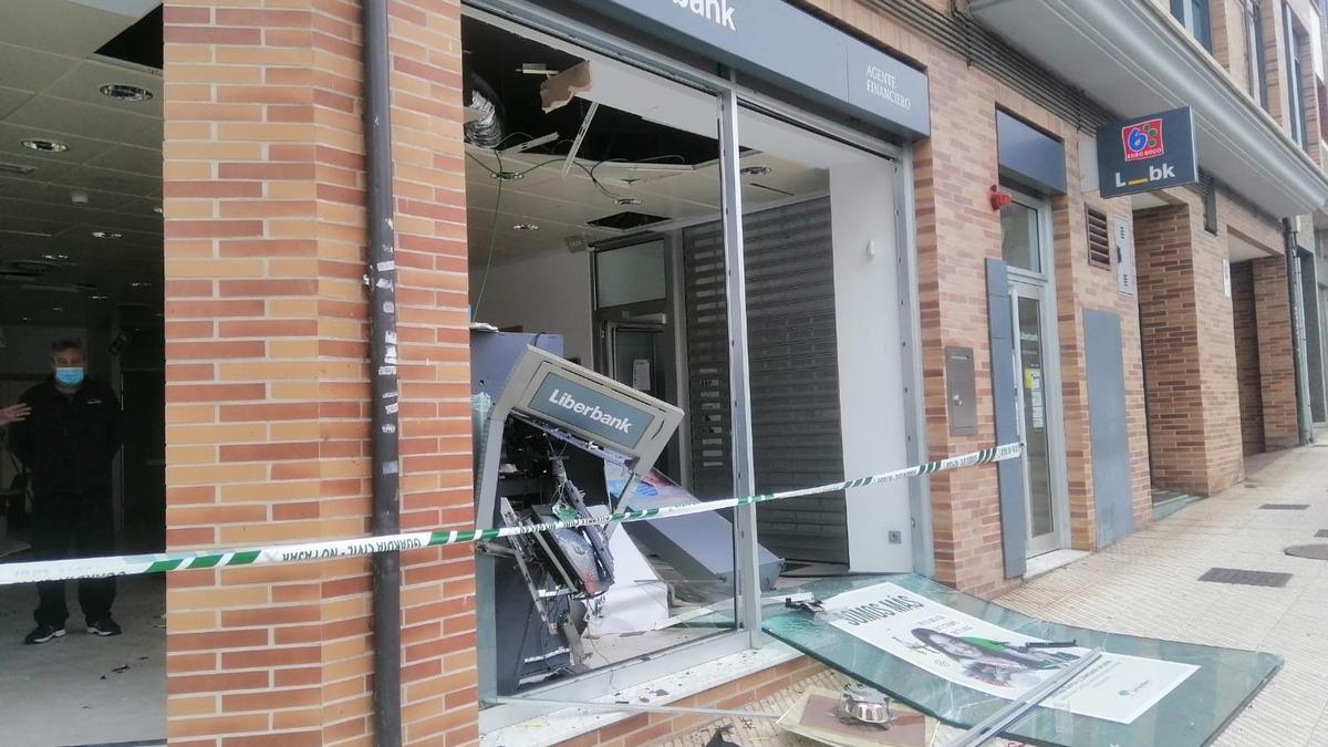 Estado del banco de San Claudio tras el robo de este sábado