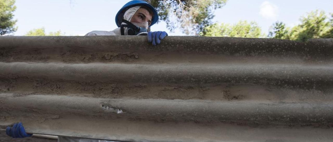 Retiran el material contaminante  de la cubierta  del Conservatorio