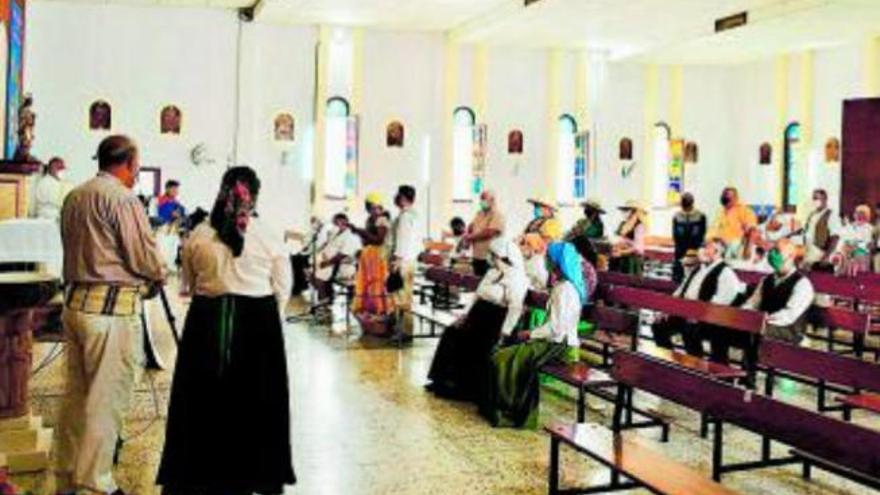 Representantes de colectivos vecinales en la ofrenda a la Virgen del Carmen.