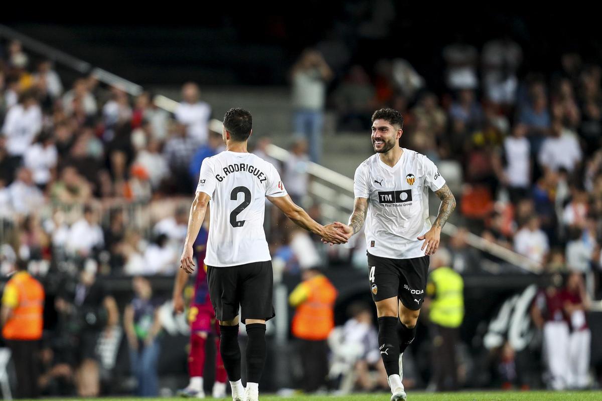 Guido Rodriguez celebra un gol con Unai Núñez durante el último partido de la temporada 2025-26 en Mestalla el 23 de mayo de 2026 contra el Barcelona