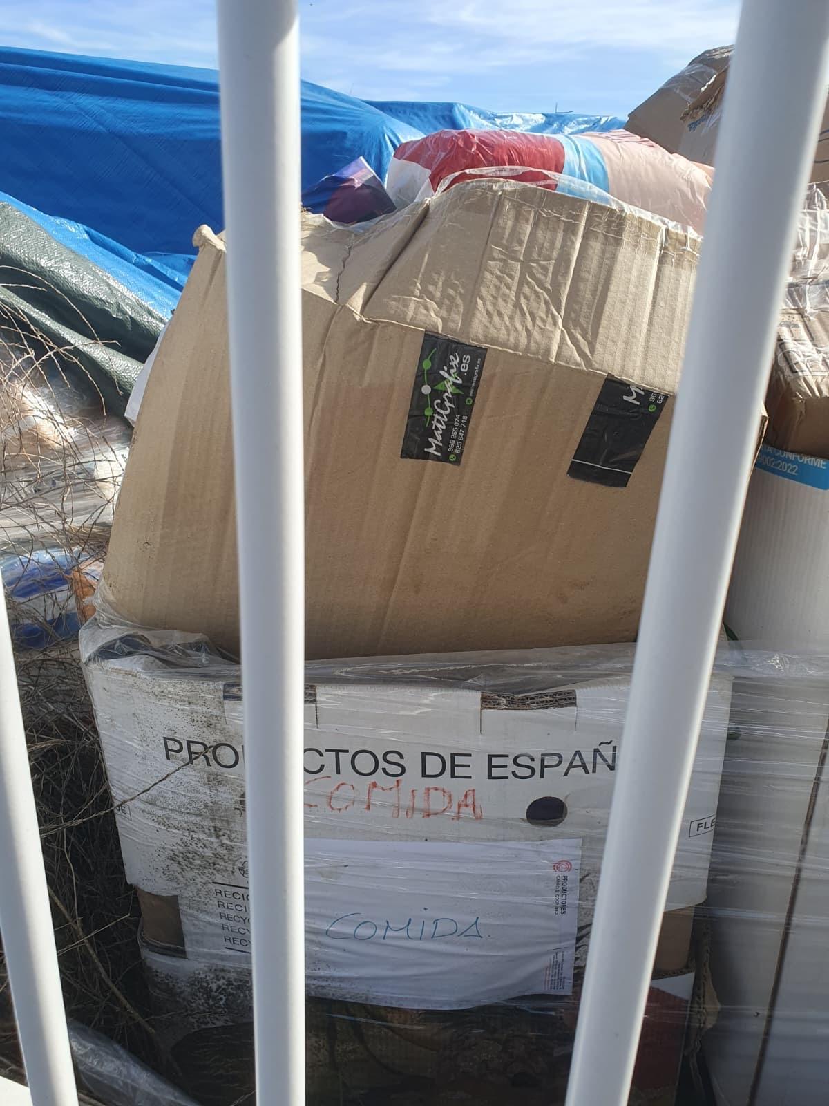 Detalle de las cajas acumuladas que han provocado la denuncia del PSOE.