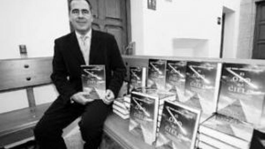 Carrillo de Albornoz presenta su última novela, ´El oro del cielo´