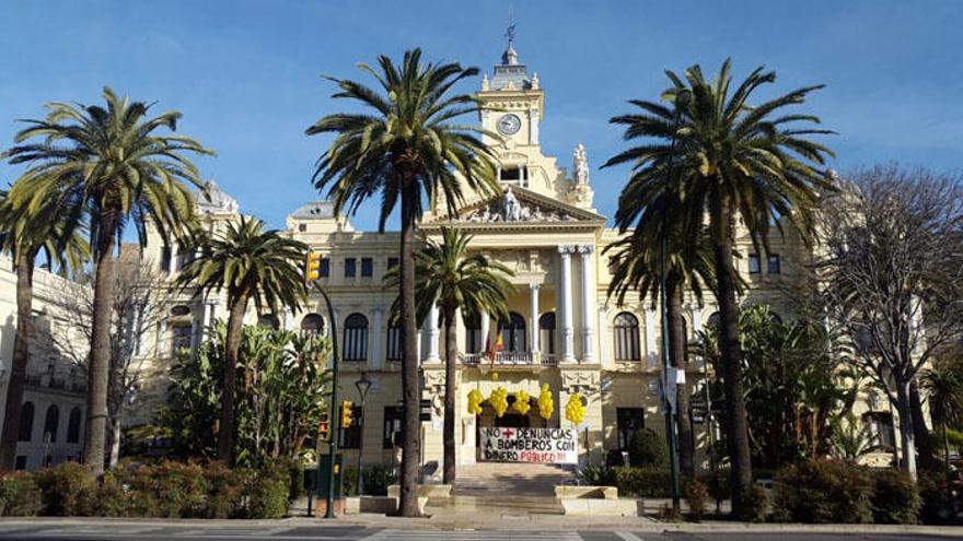 Los bomberos de Málaga protestan colgando una pancarta en el Ayuntamiento