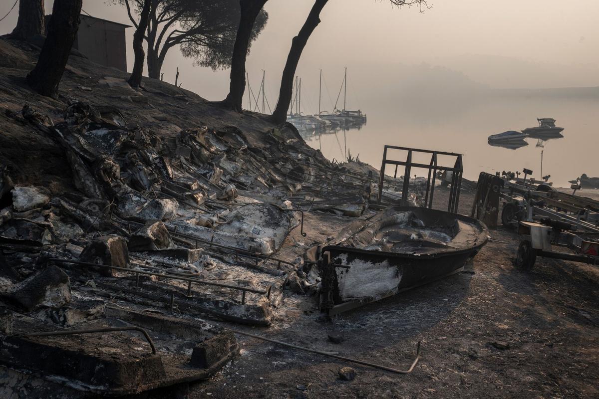 Barcos de recreo y remolques quemados en un puerto deportivo en el embalse de San Juan después de un incendio forestal en Pelayos de la Presa, comunidad de Madrid, España, el miércoles 29 de julio de 2026.