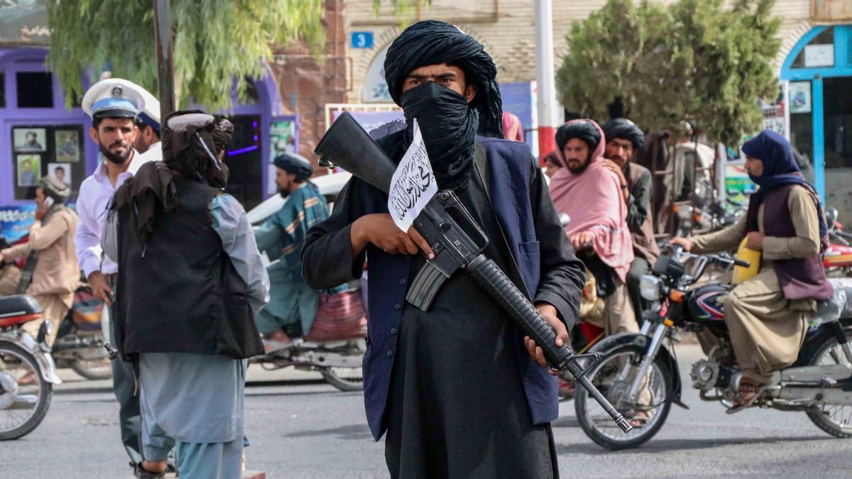 Un combatiente talibán hace guardia en un puesto de control en Kandahar.