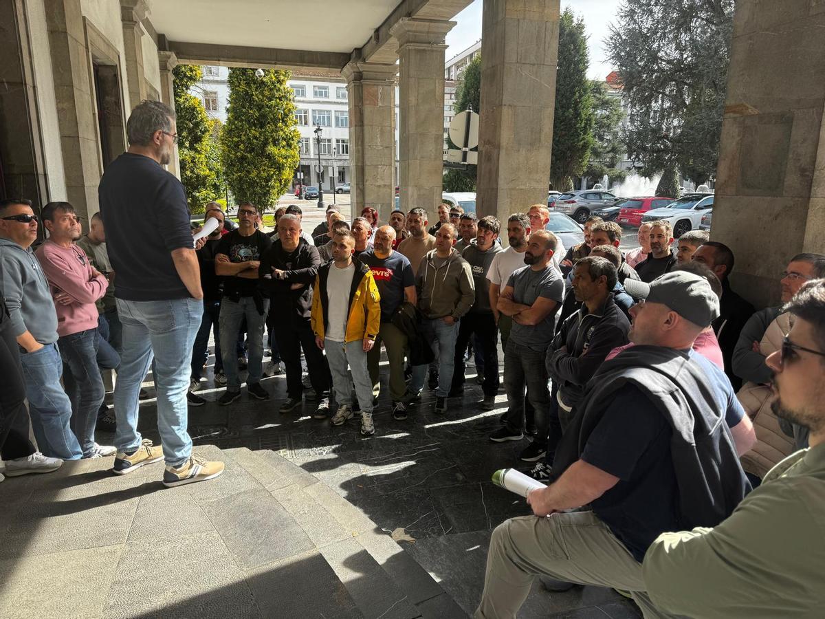Los trabajadores de la mina de Vega de Rengos escuchan las explicaciones de las condiciones establecidas por el Principado para la reapertura.
