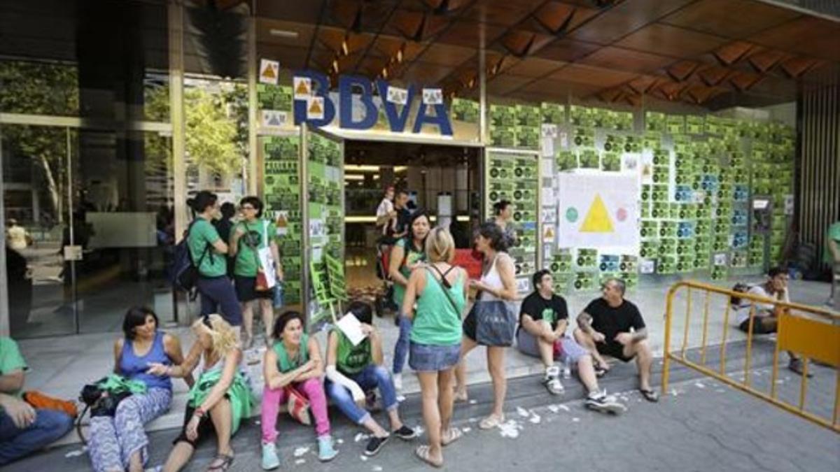 Miembros de la PAH ocupan un banco en el centro de BCN, el pasado 30 de junio.