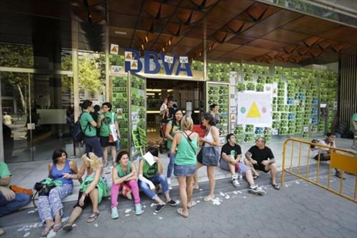 Membres de la PAH ocupen un banc al centre de BCN, el30 de juny passat. Membres de la PAH ocupen un banc al centre de BCN, el30 de juny passat.