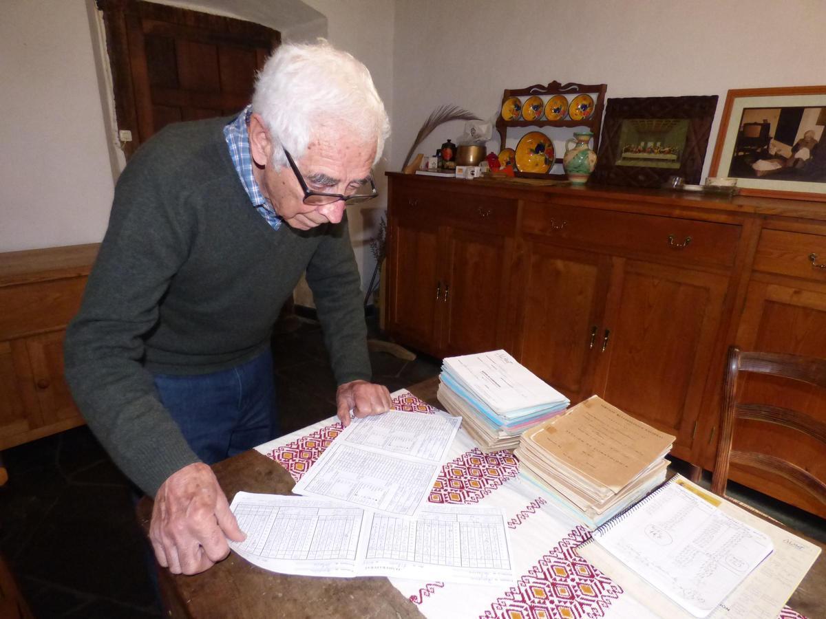 José Antonio López repasa sus anotaciones.