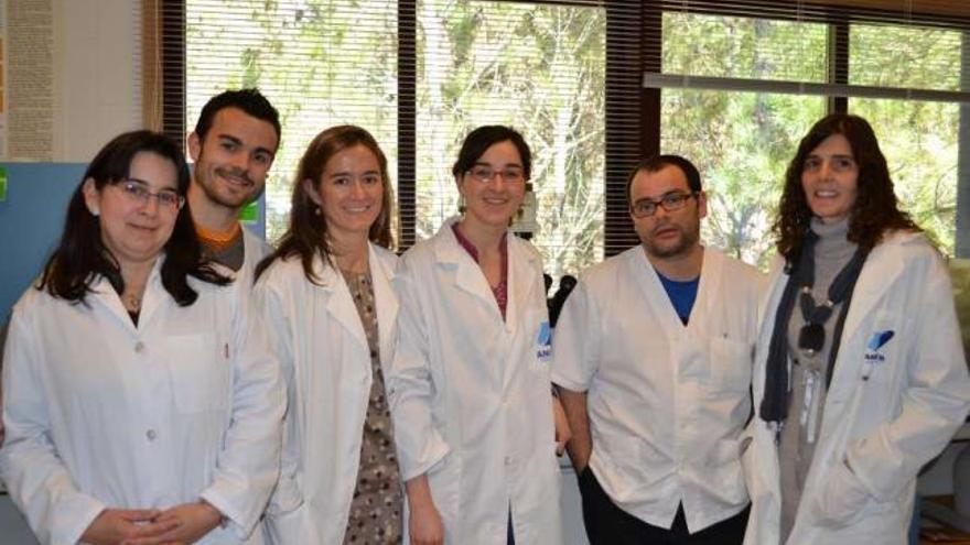 El equipo formado, entre otros, por la doctora Ana García Cabado, el doctor Jorge Lago y Martiña Ferreira.