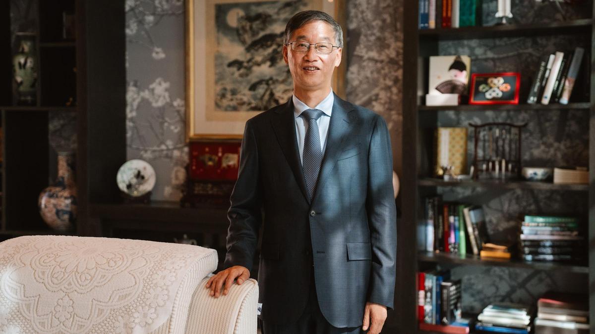 El embajador de la República Popular de China en España, Yao Jing, en el salón de recepciones de la legación, momentos antes de la entrevista.