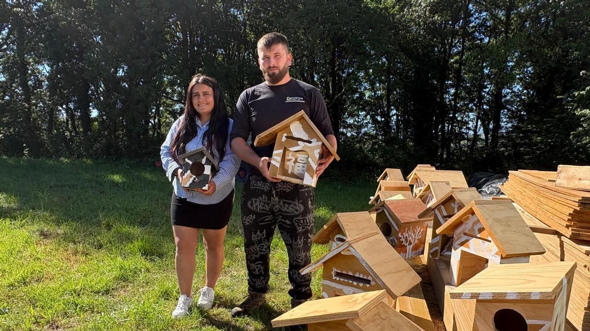 Joane del Castillo y Octavian Mihai Betnareik con las casitas para pájaros y buzones.