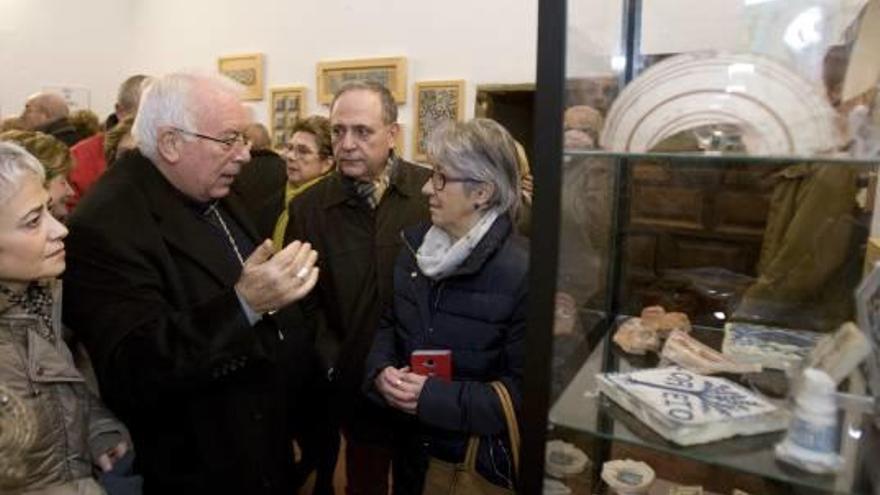 El abad Canet, anoche, explica a los visitantes el contenido de las colecciones de la Seu.