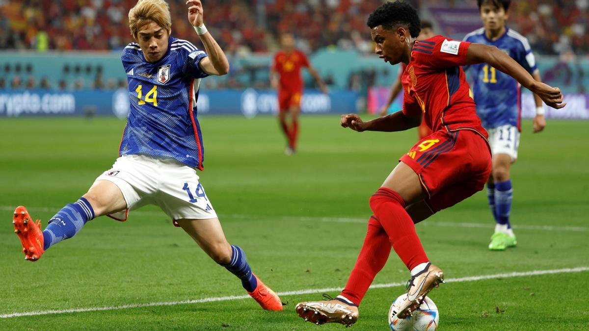 Balde controla el balón ante Junya Ito en el Japón-España en Doha.