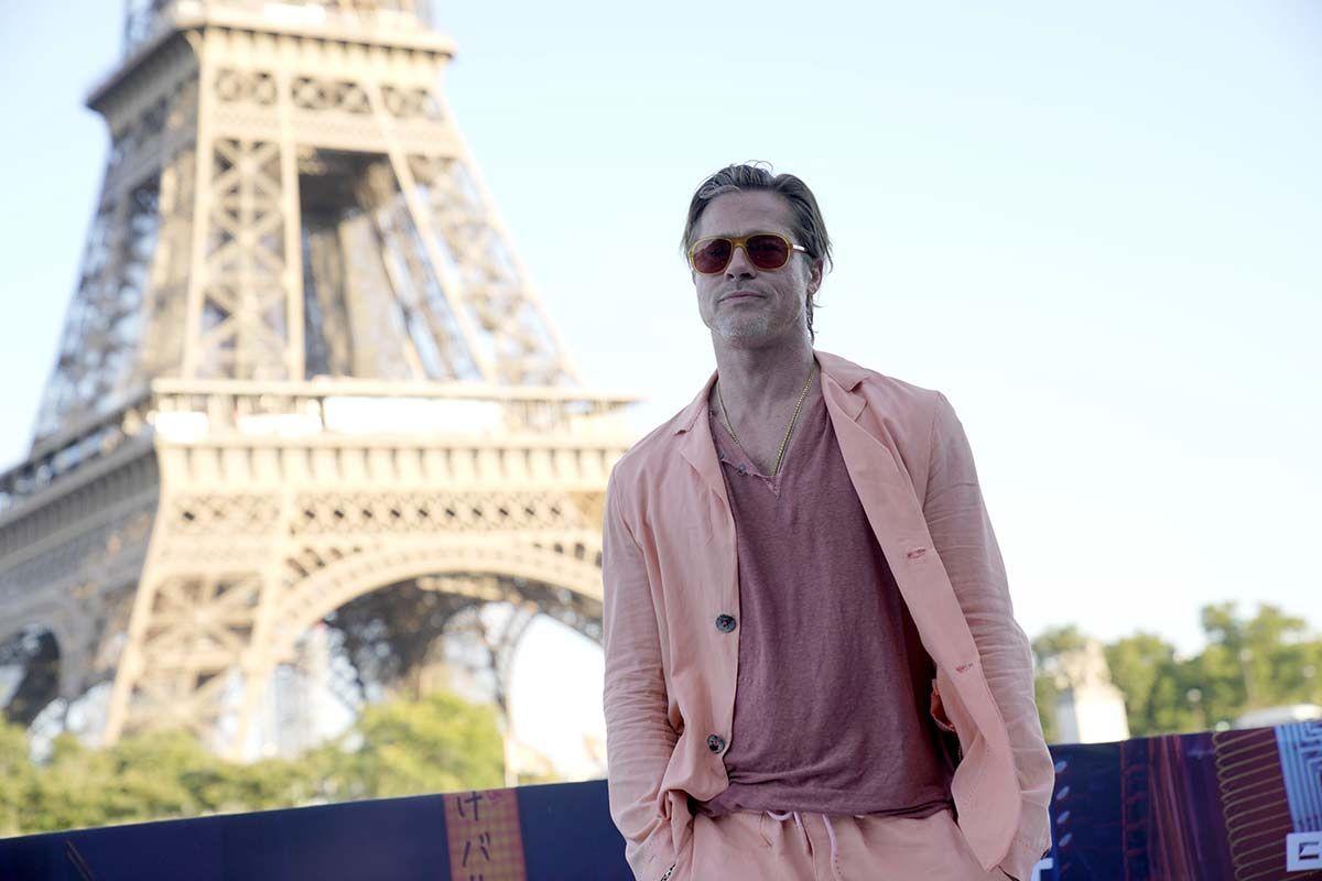 Con traje rosa en París