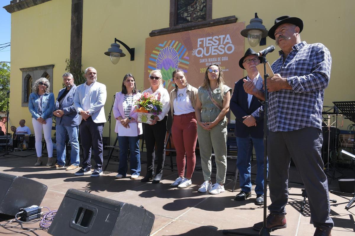 Pepe 'el de Pavón' y su familia, tras recibir el reconocimiento, junto a las autoridades.