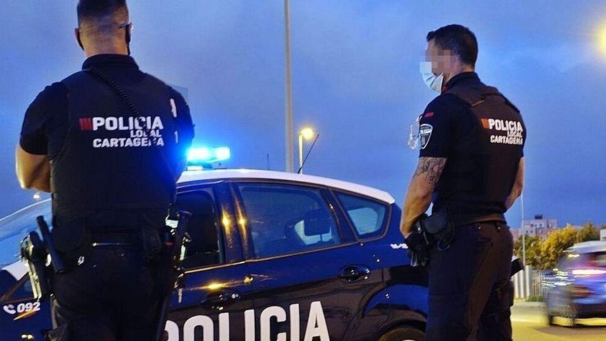 Efectivos de la Policía Local de Cartagena realizan un control.