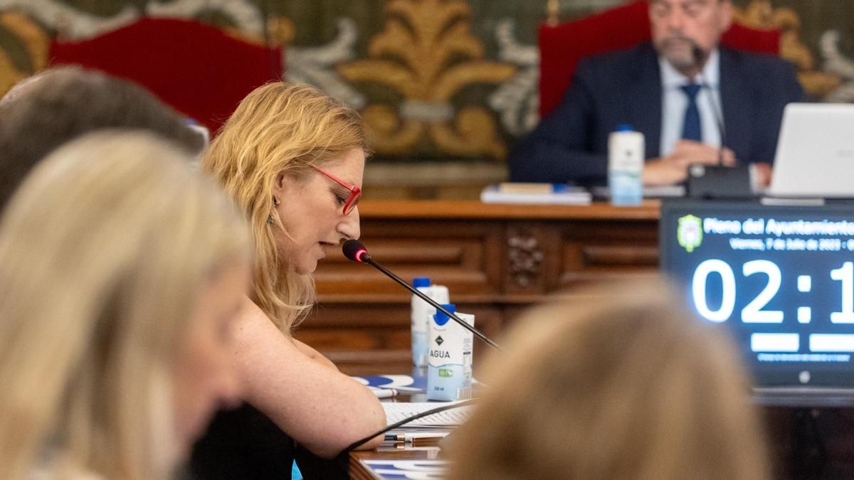 Mari Carmen de España, en un pleno, ante el alcalde, Luis Barcala.