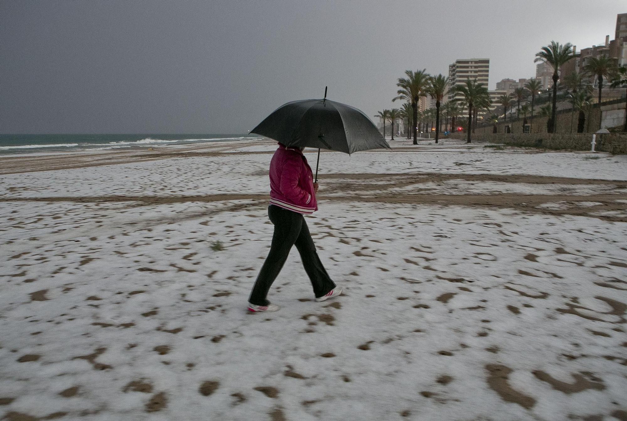 El día en que la "nieve" tiñó de blanco las playas de la provincia de Alicante