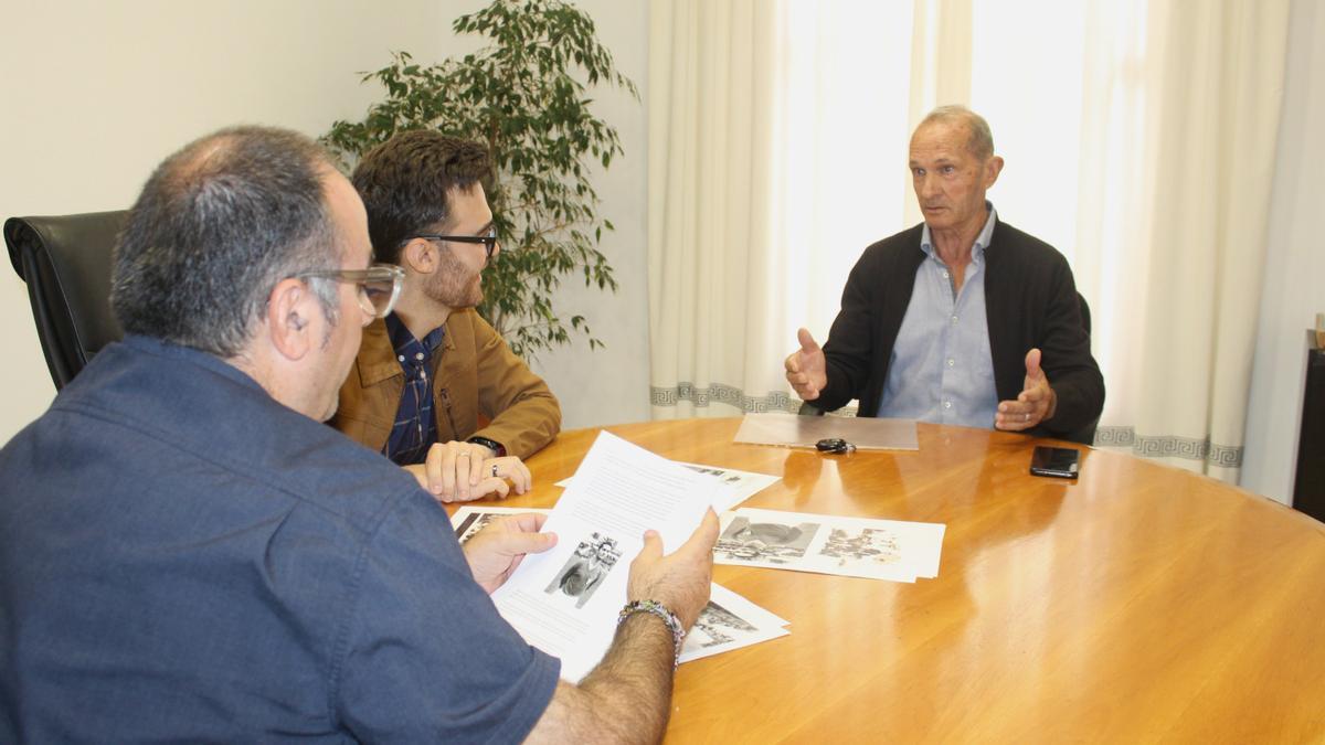 Ramón Santo con el alcalde y el concejal de Deportes en el Ayuntamiento.