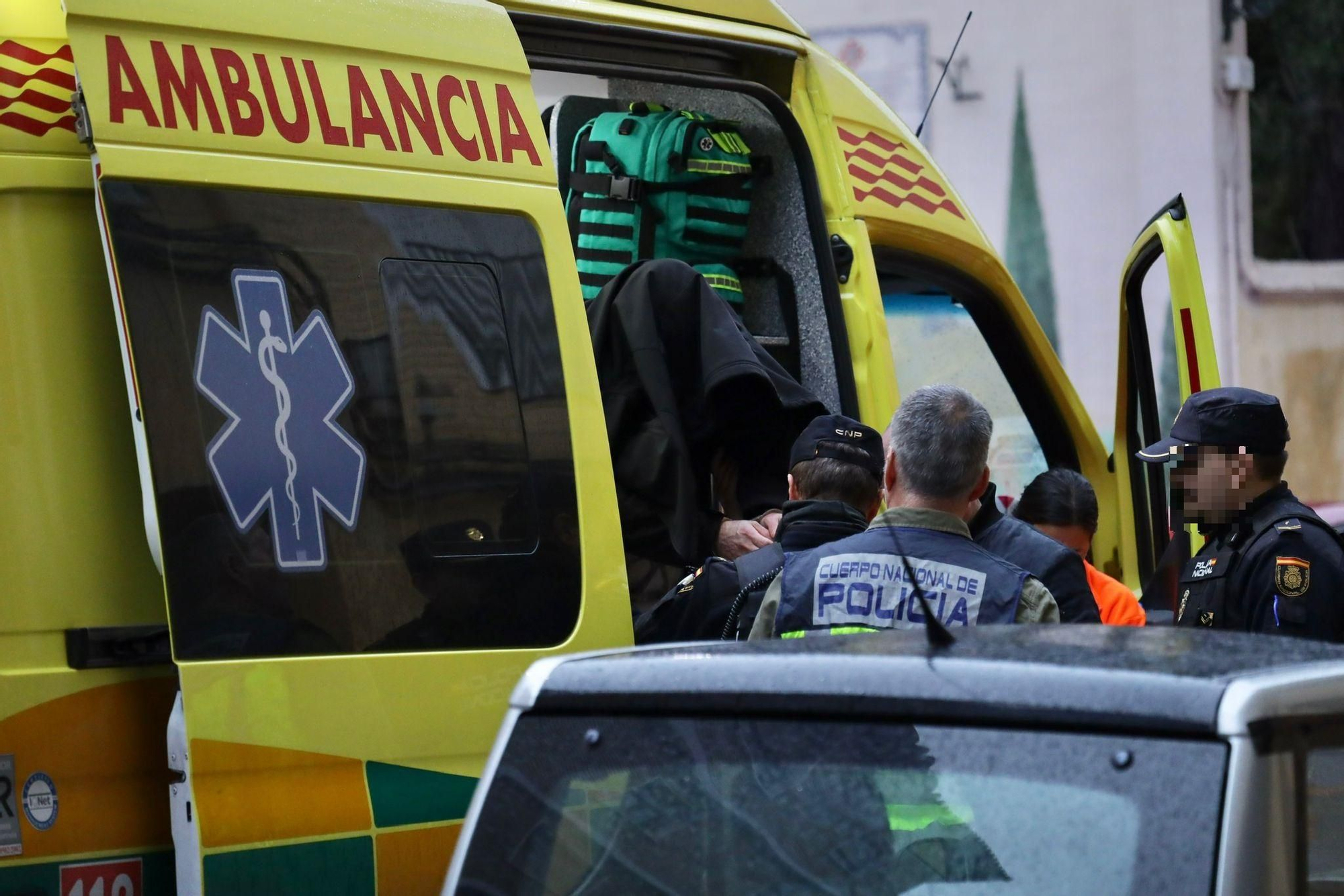 EN IMÁGENES | Un hombre se atrinchera en su casa tras apuñalar a otro en el cuello tras una pelea en la calle El Sepulcro de Zaragoza