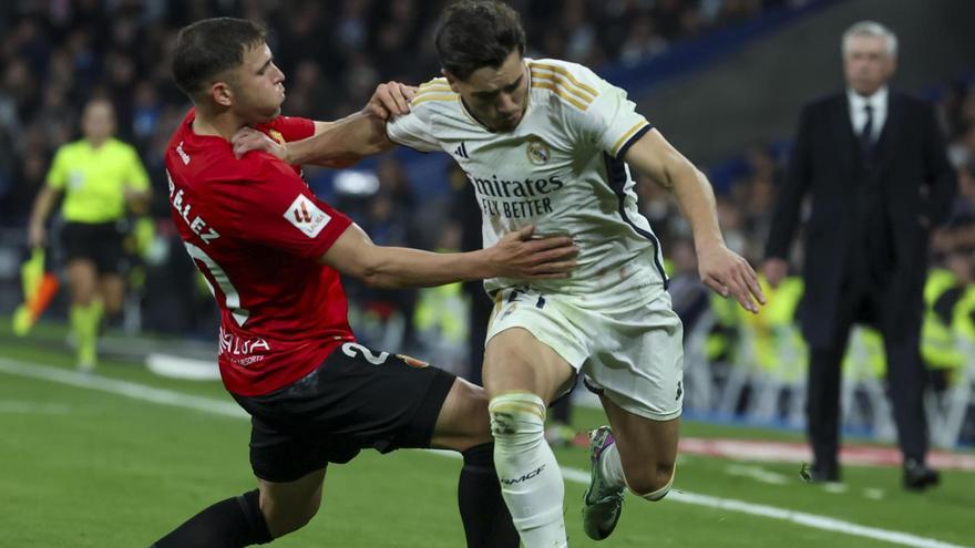 Gio intenta frenar a Brahim en el partido disputado en el Bernabéu.