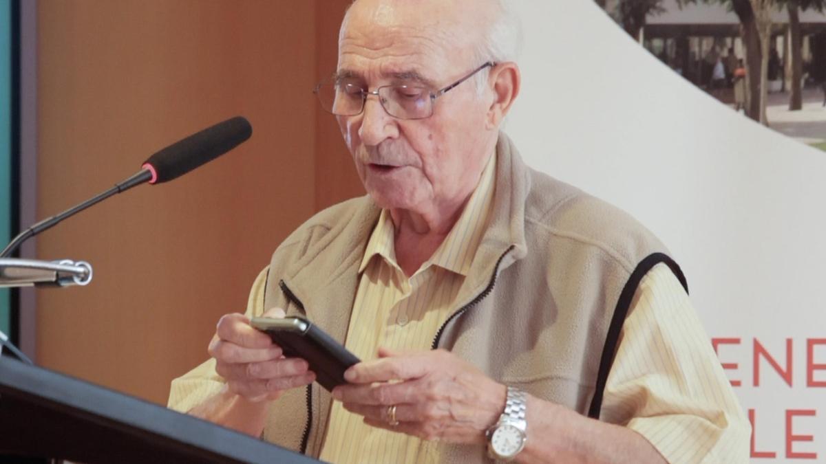 La reacción de Hermógenes de 91 años al ser interrumpido por una llamada de venta por teléfono durante la I Jornada de la Soledad