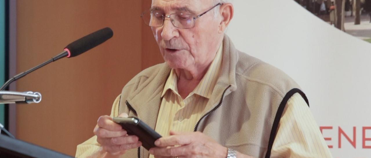 La reacción de Hermógenes de 91 años al ser interrumpido por una llamada de venta por teléfono durante la I Jornada de la Soledad