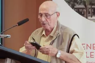 La reacción de Hermógenes de 91 años al ser interrumpido por una llamada de venta por teléfono durante la I Jornada de la Soledad