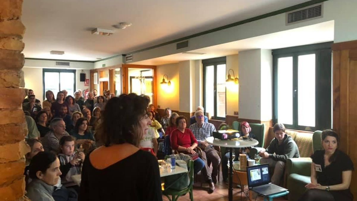 Conferencia de 'Pint of Science' en un bar