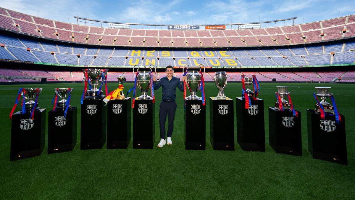 Bojan posa en el Camp Nou con todos los trofeos conquistados con el Barça.