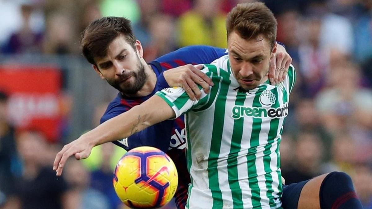 Piqué cubre a Loren en una acción del partido.