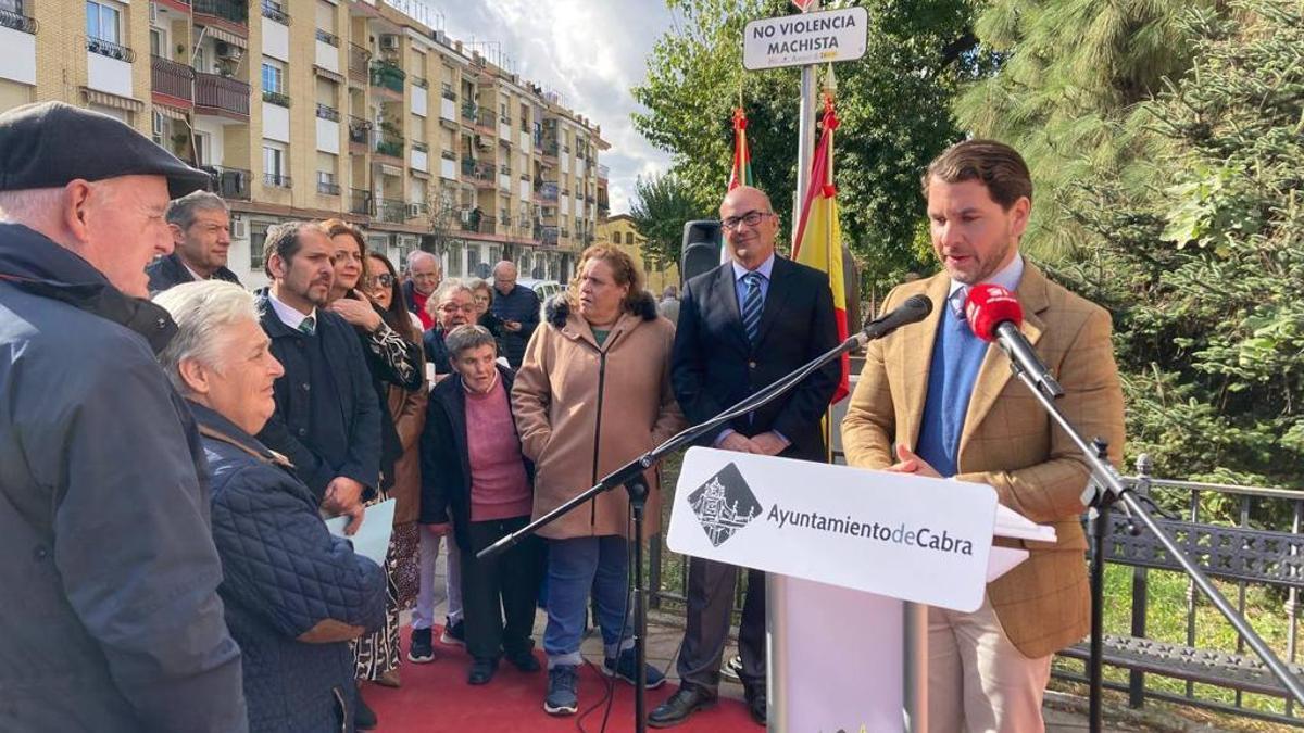 El alcalde, Fernando Priego, durante su intervención en la inauguración de la escultura.