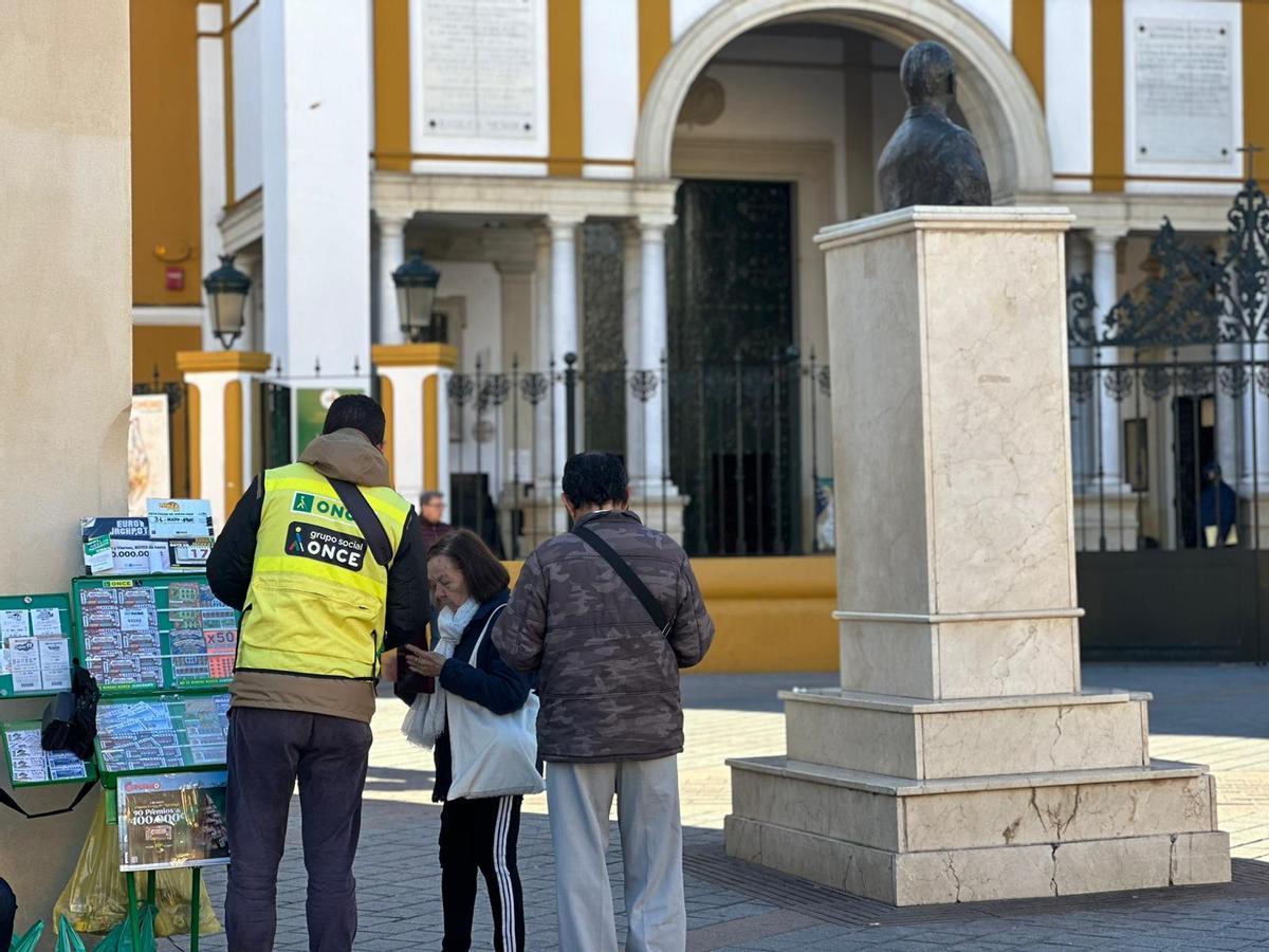 Vecinos compran lotería en la Plaza Esperanza Macarena.