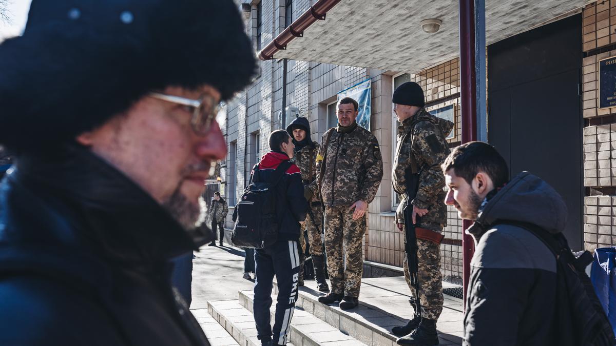 Soldados ucranianos en una base militar de Kiev, a 28 de febrero de 2022, en Kiev (Ucrania). Desde el inicio del asalto del ejército ruso a Kiev, los ciudadanos ucranianos se protegen en refugios antiaéreos y muchos soldados y voluntarios recorren las calles.