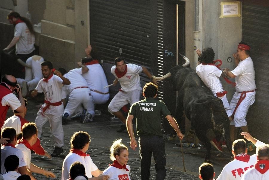 El segon dia dels Sanfermines comença amb un dels 'encierros' més llargs dels últims anys.