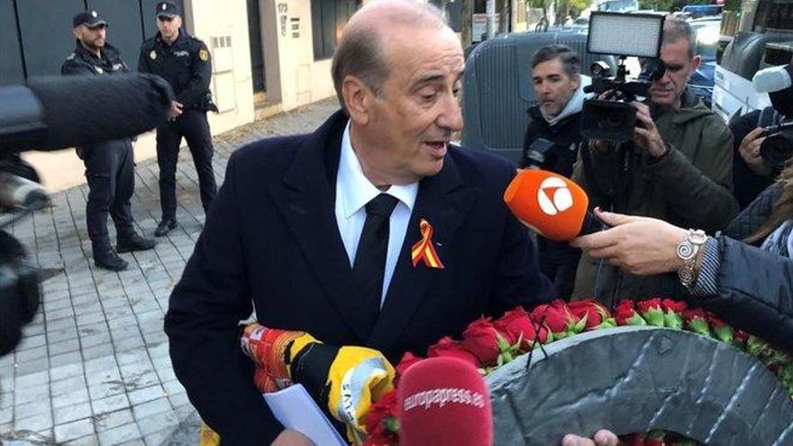 El nieto de Franco acude a la ceremonia con una bandera preconstitucional