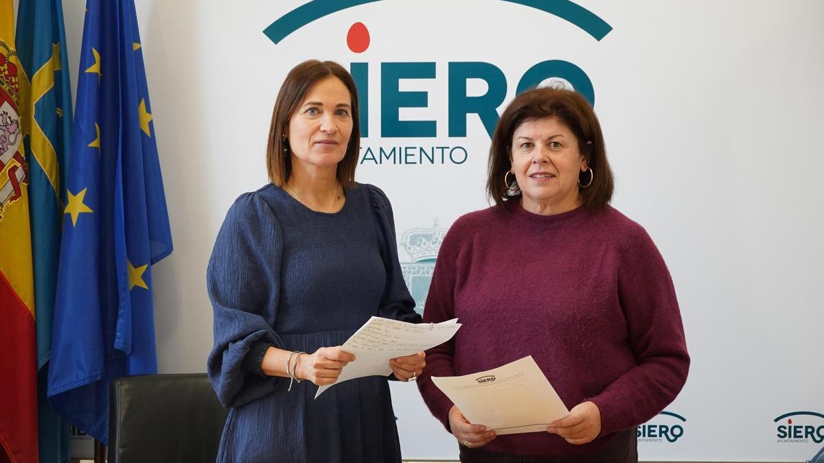María José Fernández, a la izquierda, junto a la técnica María Nachón