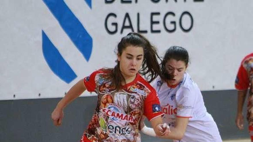 Carol protege la pelota ante una rival del Ourense. // Iñaki Osorio