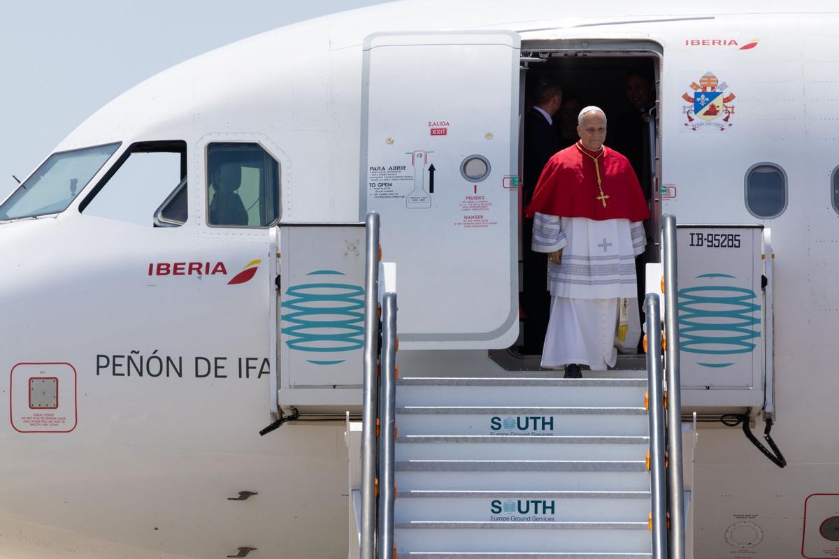 León XIV baja del avión en el aeropuerto de Barcelona.